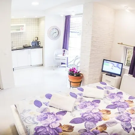 Aloha Apartments With Pool *