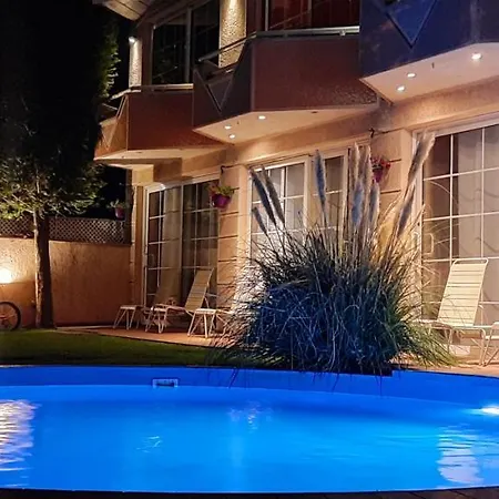Aloha Apartments With Pool *