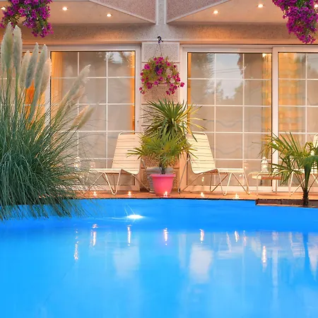 Aloha With Pool Apartment *