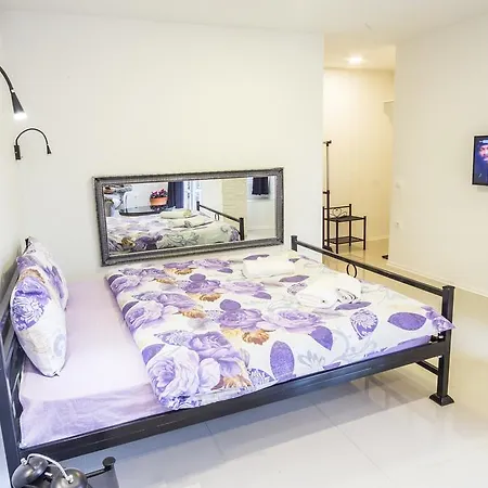 Aloha Apartments With Pool *