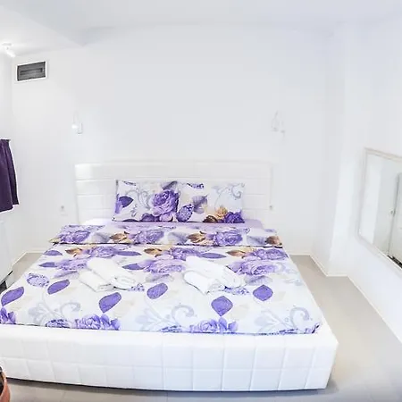 Aloha Apartments With Pool *